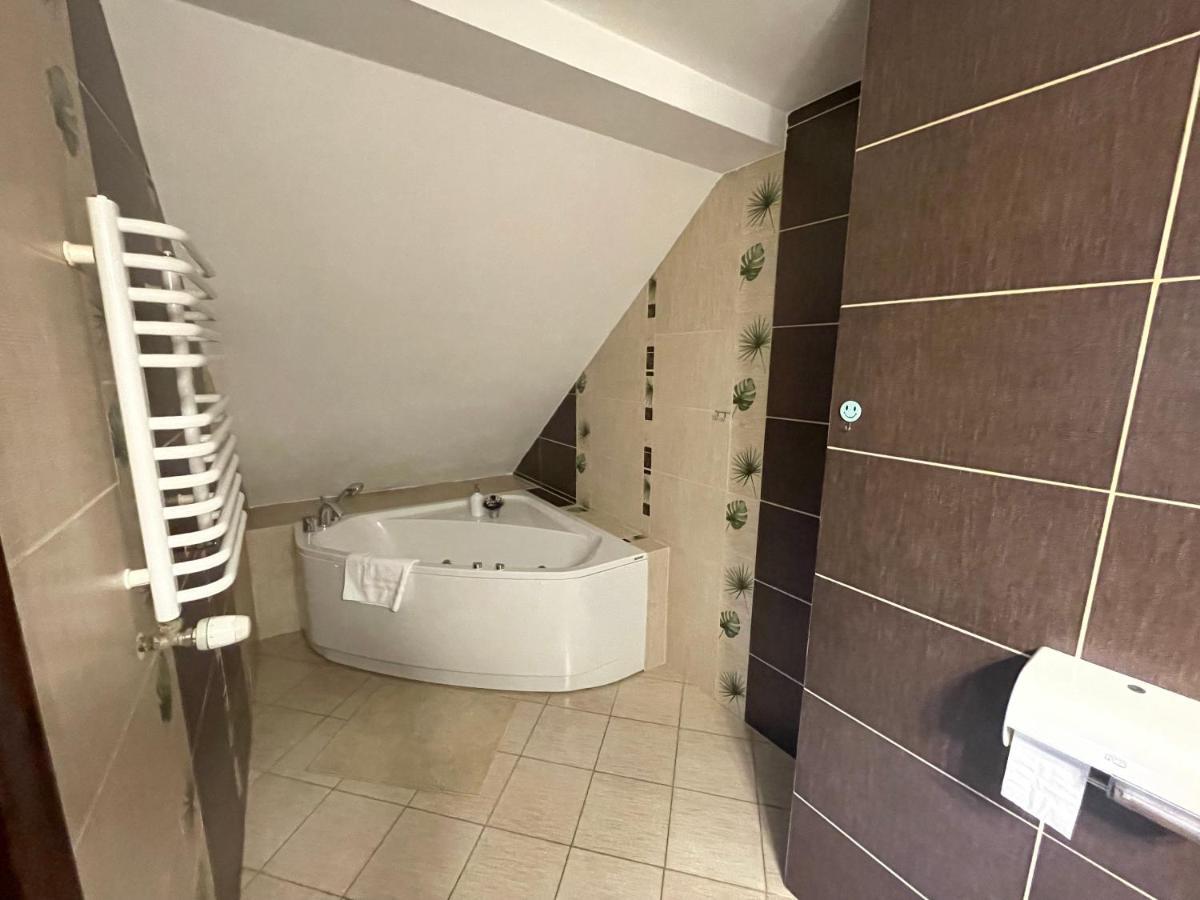 Hotel Tyrol I Restauracja Zycie Gruzji Osielsko Bagian luar foto